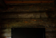 Juoda “Cannes” TV komoda – stilingas, žvilgsnį patraukiantis baldas