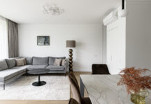 Modernų kotedžo interjerą nulėmė pasirinktos šviesios spalvos ir minimalistinis dizainas